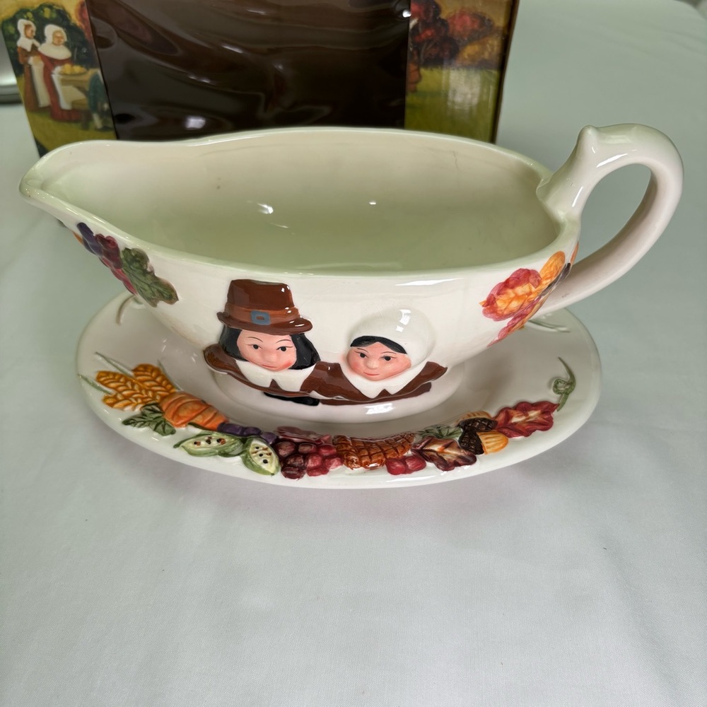 NIB Vintage Publix Thanksgiving Gravy Boat with Drip Plate Pilgrim Motif